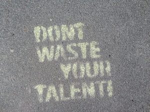 Auf den Boden ist gesprayt: Don't waste your talent!