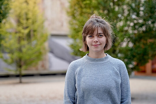 Eine Frau lächelt in die Kamera